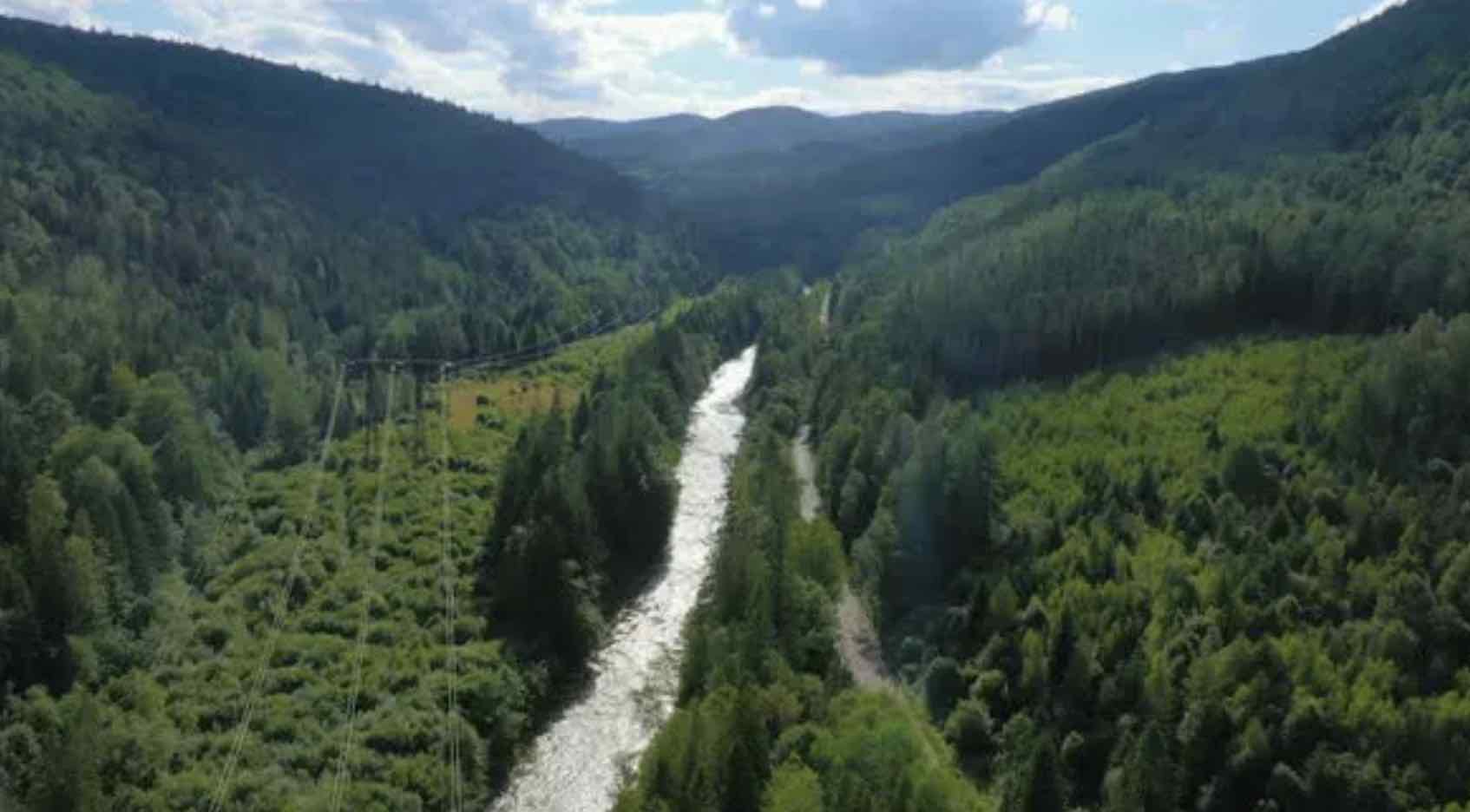 4K美丽的山区河流